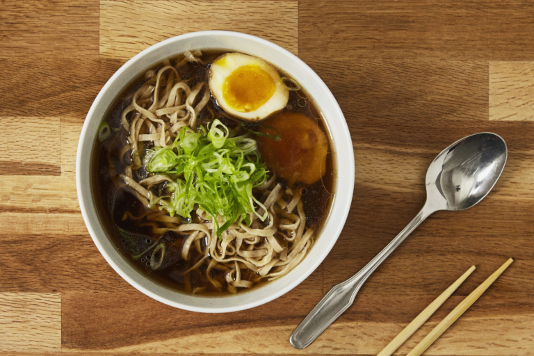 Nem Ramen Hvis du har kombutang og bonitoflager til rådighed, er den her ramen-opskrift faktisk så let, at du kan lave den på en helt almindelig hverdagsaften