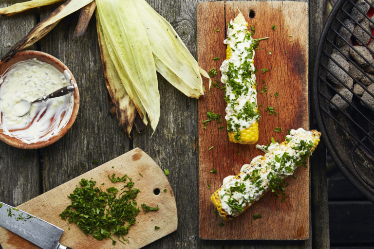 Grillet Majs med chilidressing Med denne spicy creme-fraiche dressing bliver majskolberne et lille måltid i sig selv