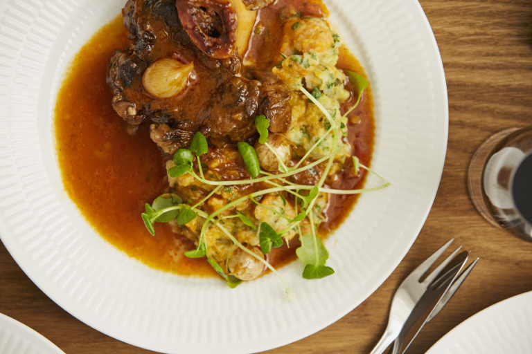 Osso Buco Det er marven inde i midten af knoglen der er den helt særlige delikatesse i denne ret.