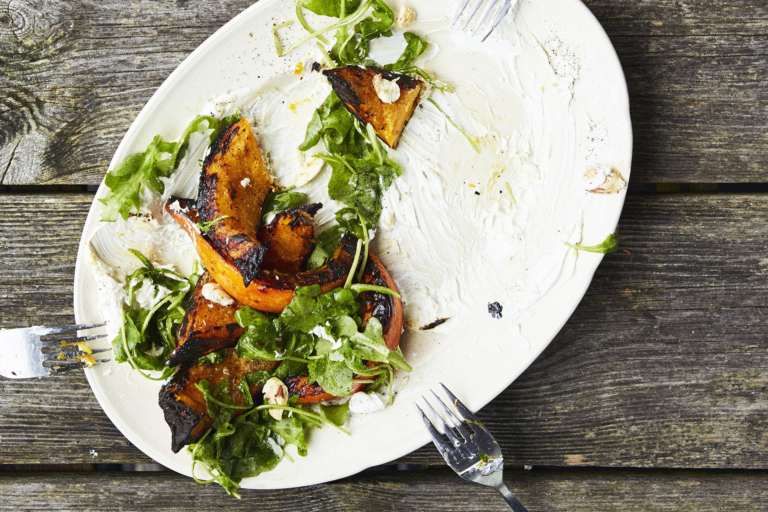 Grillet Hokkaidosalat Det søde græskar, det bitre brændte, den syrlige eddike og den cremede gedeost spiller hver deres rolle til perfektion i denne harmoniske symfoni af en salat
