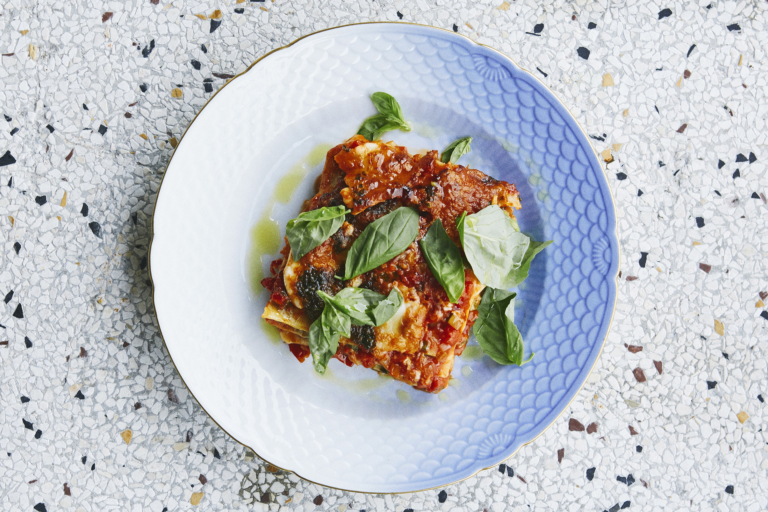 Vegetar lasagne En enkel opskrift på vegetarisk lasagne med ratatouille, bechamel og grøn pesto.