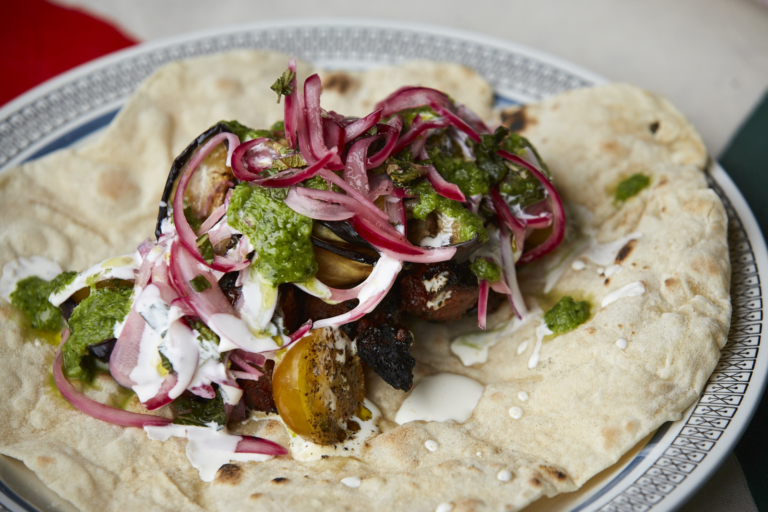 Hjemmelavede Chapati Ens dag bliver en lille smule bedre, når man lykkes med at få disse brød til at puste sig selv op som en ballon over flammerne