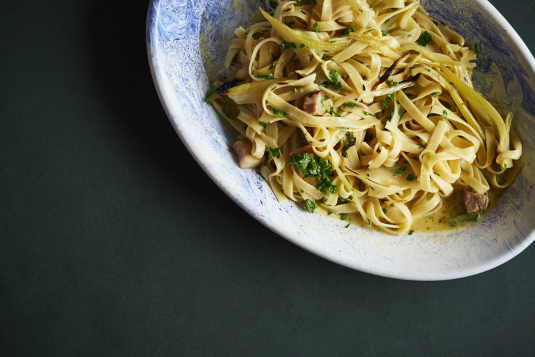 Mandags-pasta Det tog os lang tid at finde på en nem hverdagsudgave af denne klassiske italienske pasta-metode
