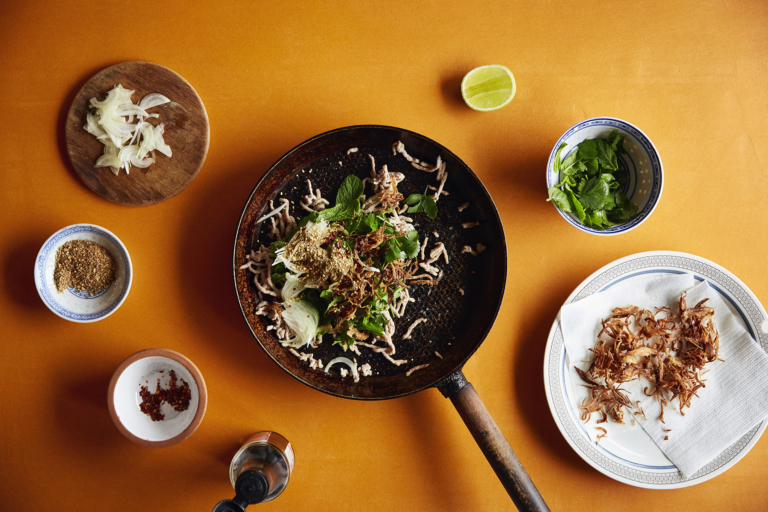 Larb Moo Larb er en frisk og velsmagende salat fra Laos. Den lille mængde kød pr. person gør retten klimavenlig uden at være vegetarisk.