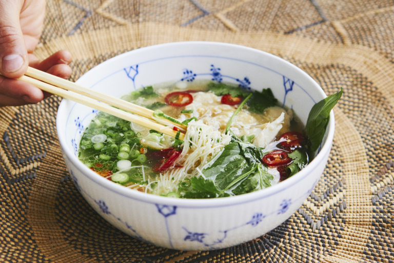 Pho Pho er en vietnamesisk nudelsuppe med fond, urter og typisk kylling eller oksekød