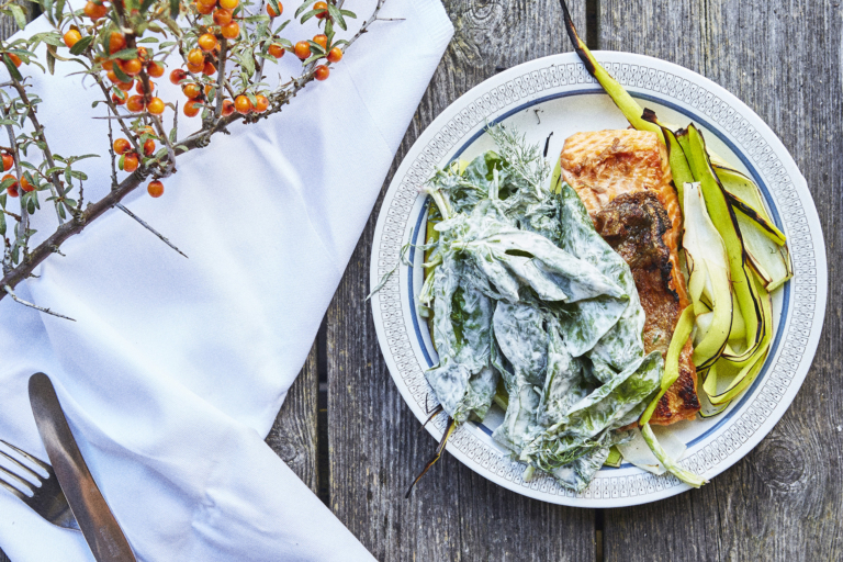 Grillet ørred med porrer og spinat I grillsæsonen laver vi den her ret minimum en gang om ugen