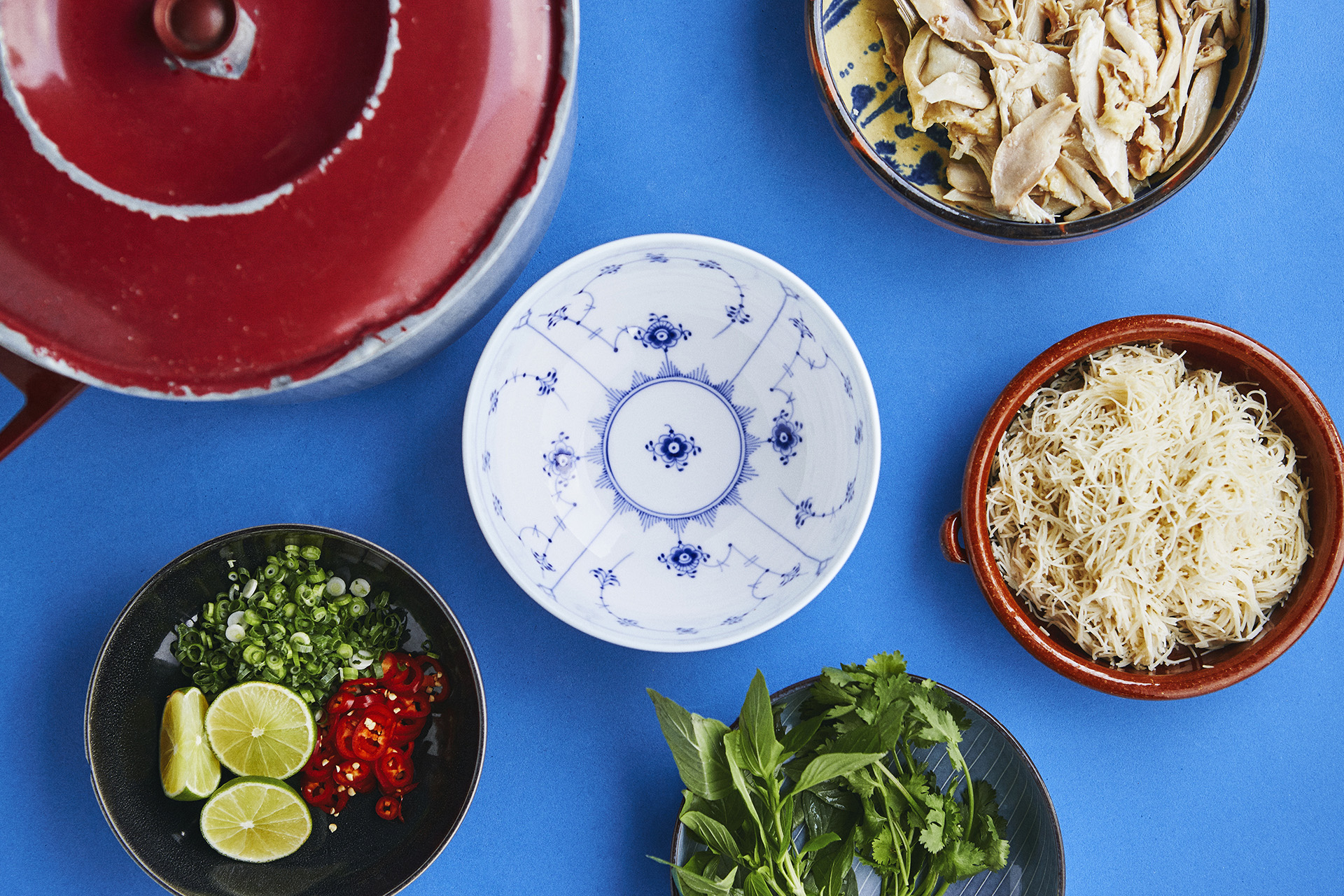 Pho Pho er en vietnamesisk nudelsuppe med fond, urter og typisk kylling eller oksekød