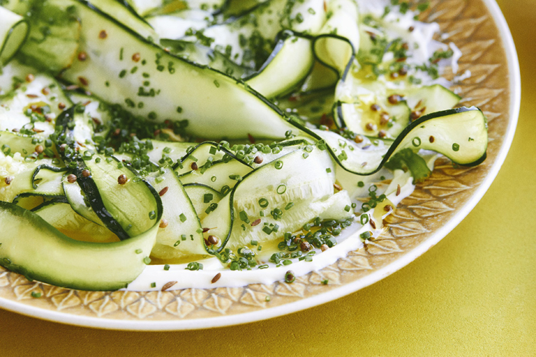 Courgettesalat Det er varmen fra spidskommen og korianderfrø, der løfter denne ret helt til tops på vores salat-liste