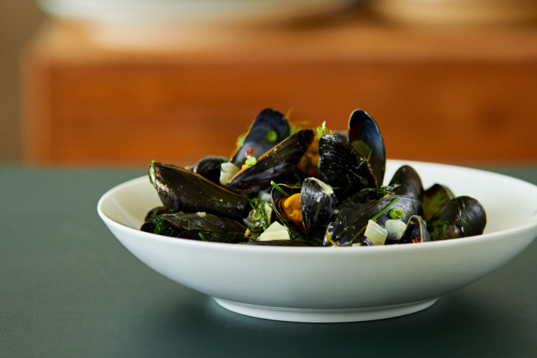 Moules marinière Cafe-klassikeren er det perfekte klimavenlige måltid