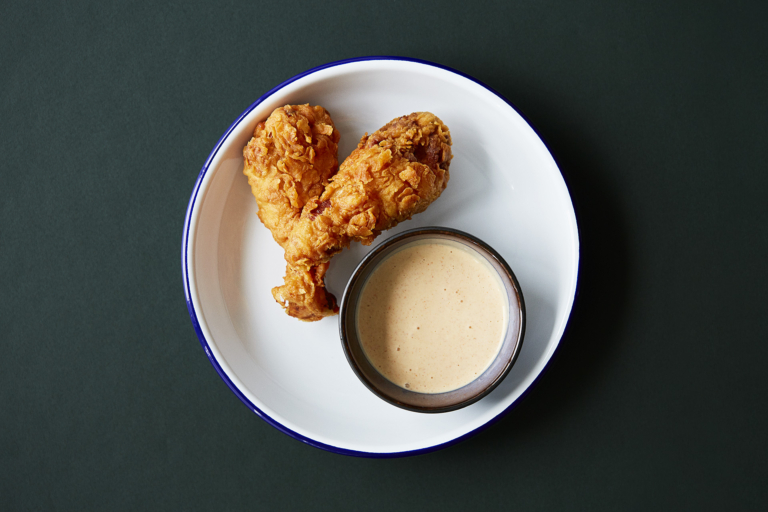 Røget Kærnemælksdressing Den perfekte følgesvend til fried chicken.