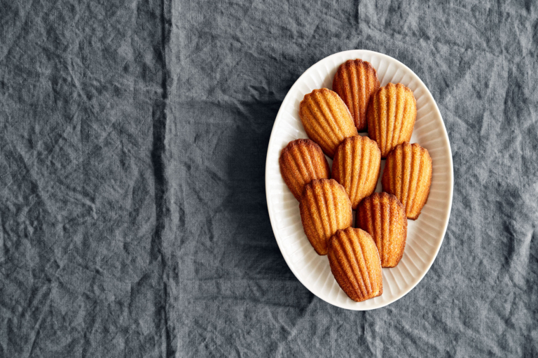 Brunet Smør Madeleines Den her opskrift har vi lært af Sven Chartier fra Saturne i Paris, hvor kagerne serveres til kaffen