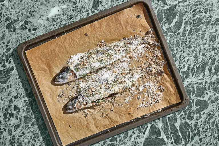 Saltbagt makrel i thaiurter Det tynde saltlag holder fisken super saftig