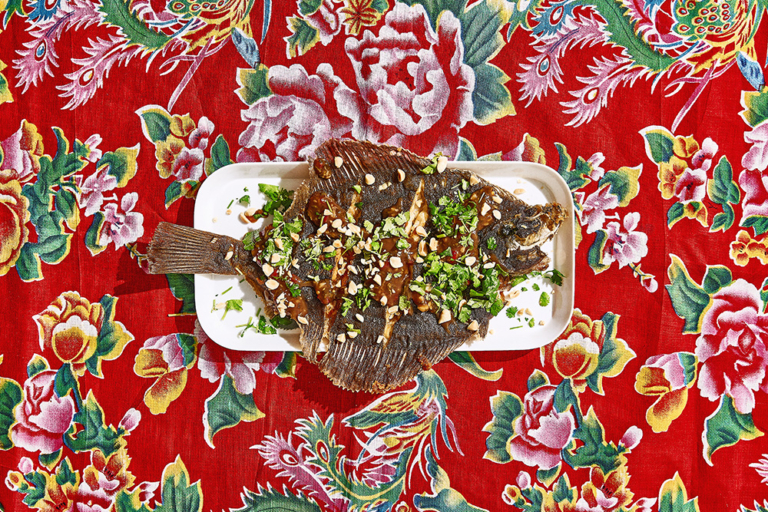 Thaifritet fladfisk med sticky tamarindesauce Der er noget fedt over at servere hele fisken, fra hovede til hale, i stedet for at filletere den til ukendelighed.